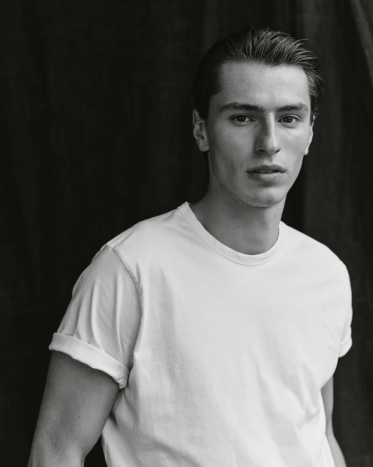 Man is wearing organic cotton white tee Dani | HEMEN Biarritz | mens t-shirt