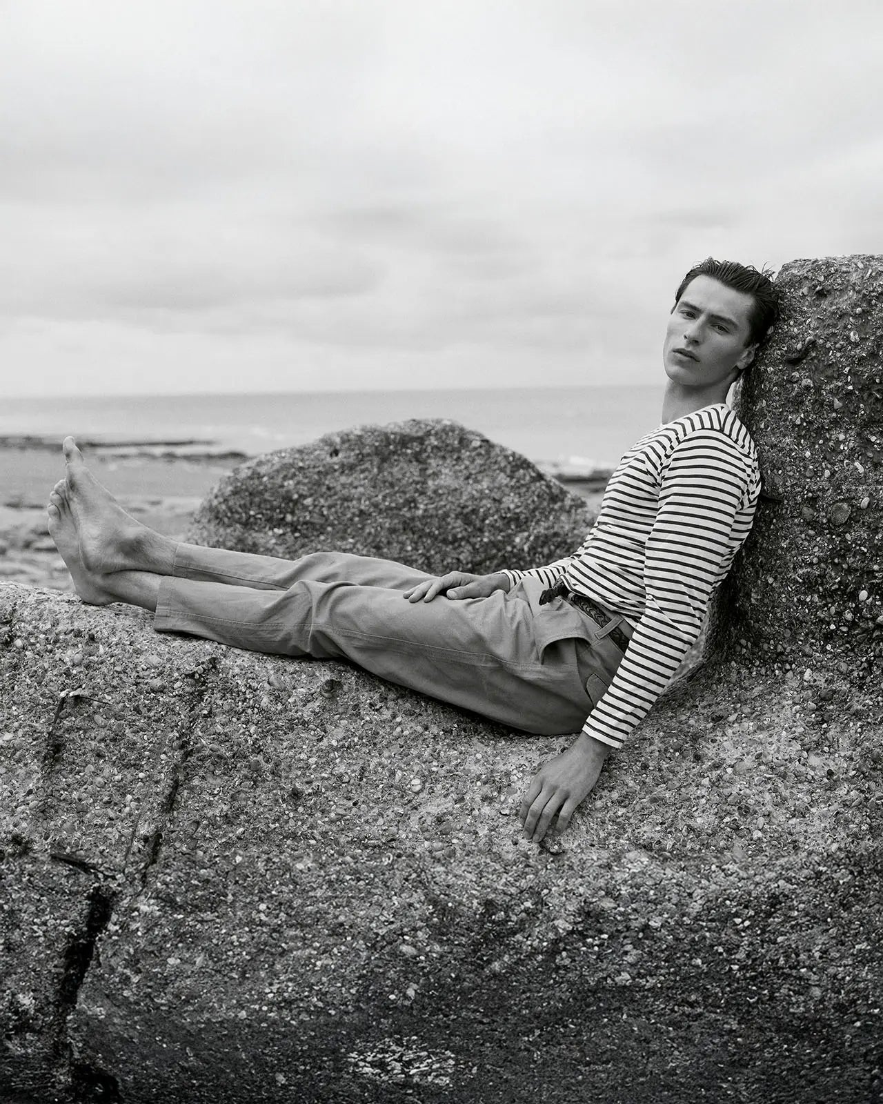 Breton stripe tee | Man sitting on a rock wearing long sleeve tee Joritz in breton stripe | HEMEN Biarritz | home