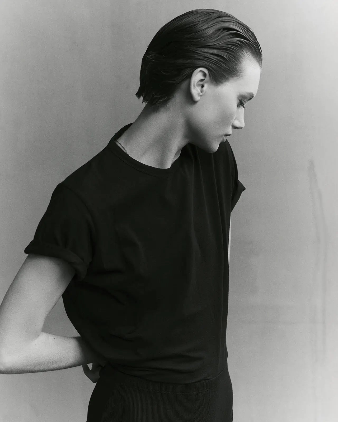 Side view of women's relaxed fit organic cotton t-shirt — Hemen Biarritz