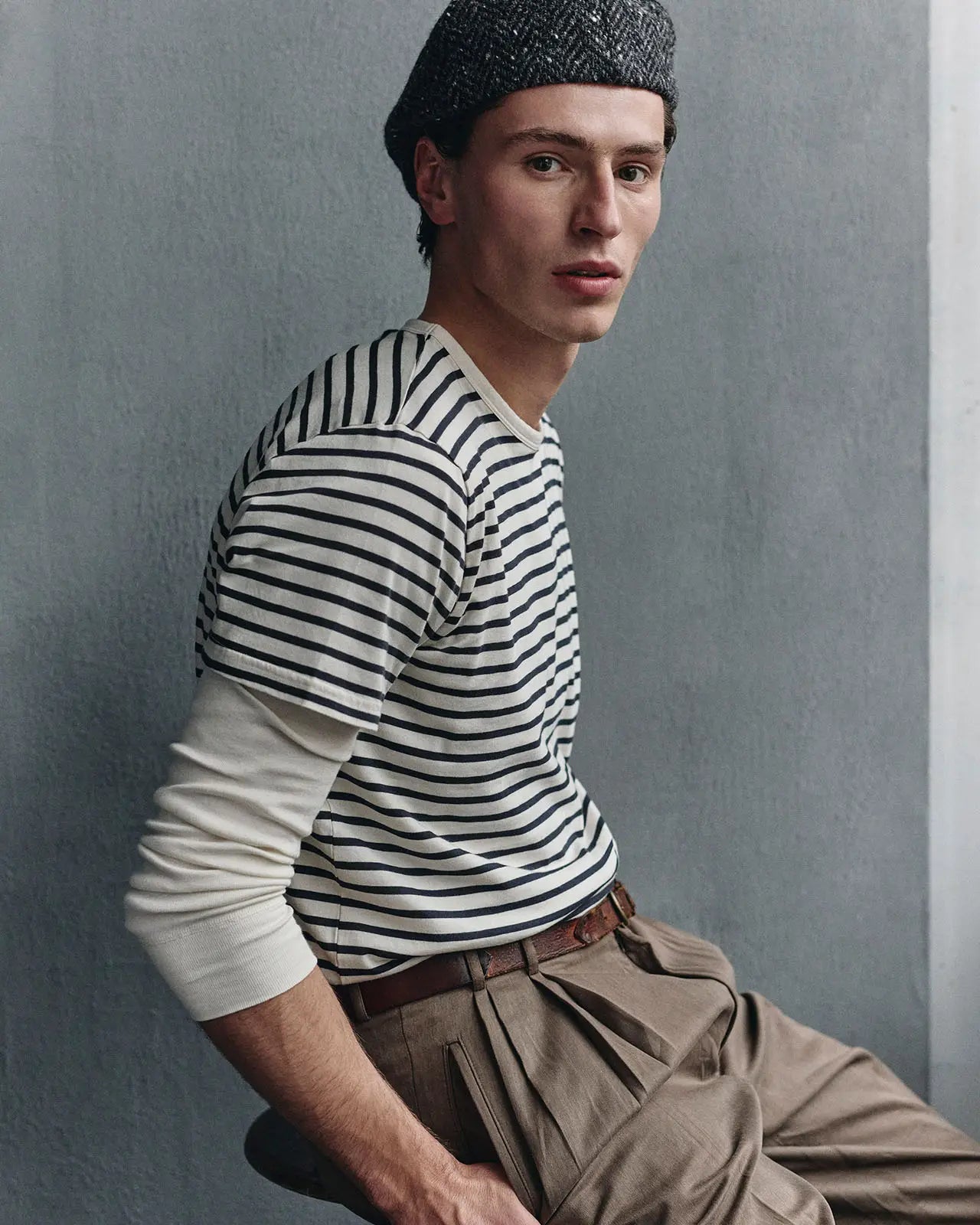 Tee Dani | Man in a beret sitting in profile, wearing a breton stripe t-shirt Dani | HEMEN Biarritz | All