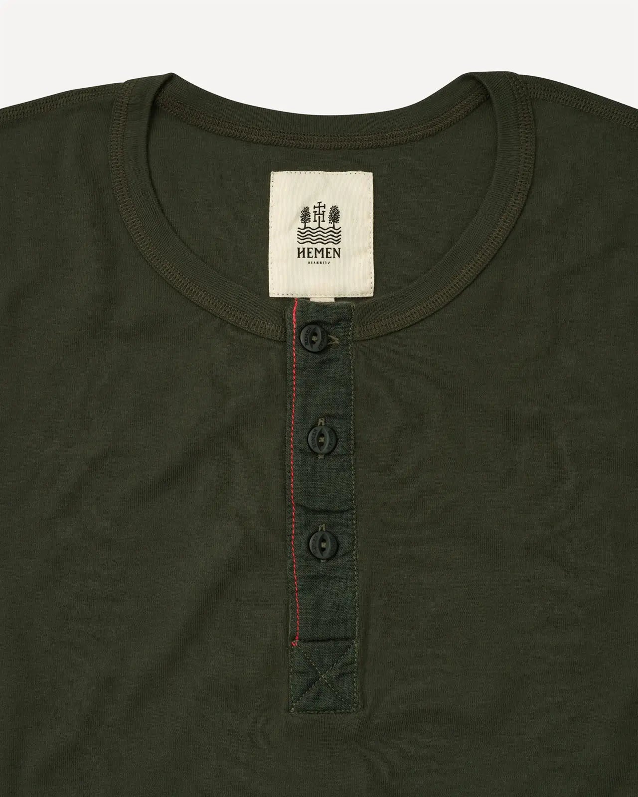Men's henley dark forest green detail Harri Hemen Biarritz